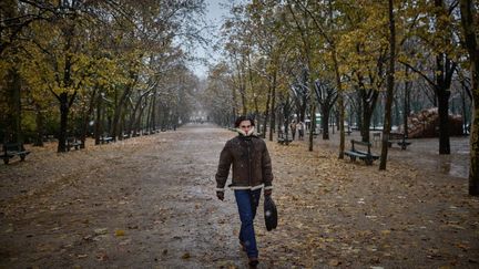 Un homme dans le jardin du Luxembourg, à Paris, le 21 novembre 2024. (KIRAN RIDLEY / AFP)