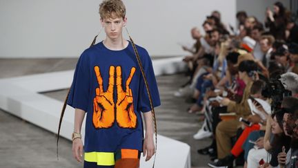 Chez le créateur Belge Walter Van Beirendonck, les surprises sont toujours au rendez-vous et sa collection "Wild is the wind" en est une fois de plus l'exemple. Ici loin des tendances actuelles, il exprime ses envies. Sa collection est construite ou plutôt déconstruite autour de l'idée du squelette : vestes, manteaux et pantalons se détachent. Chacun peut composer sa tenue à sa façon en raccrochant les différentes pièces des vêtements avec des sangles....  Le fluo - jaune et orange - est dominant ainsi que des patchs et des broderies.    
 (Christophe Ena/AP/SIPA)