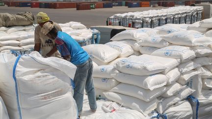 Des Yéménites reçoivent de l'aide du Programme alimentaire mondial de l'ONU, le 25 juin 2019, à Al-Hodeïda, au Yemen. (AFP)