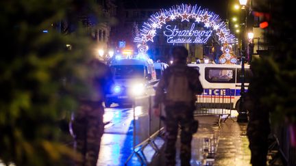 Des forces de police sécurisent l'entrée du centre-ville de Strasbourg (Bas-Rhin), après l'attaque menée par Chérif Chekatt, le 11 décembre 2018. (CHRISTOPH SCHMIDT / DPA / AFP)