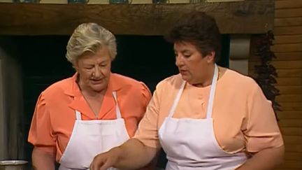 Capture écran d'une émission Ina "La cuisine des mousquetaires" sur France 3, avec&nbsp;Micheline Banzet-Lawton et Maïté, le 8 juin 1995. (INA/YOUTUBE)