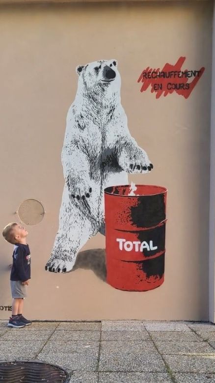 "Totalbear", une fresque qui dénonce l'expansion du groupe Total et son impact négatif sur l'équilibre naturel. (Otist / Street Art Fest)