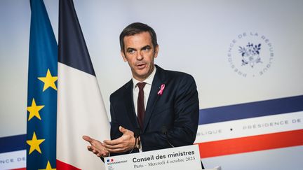 Le porte-parole du gouvernement Olivier Véran s'exprime devant la presse à Paris, le 4 octobre 2023. (XOSE BOUZAS / HANS LUCAS / AFP)