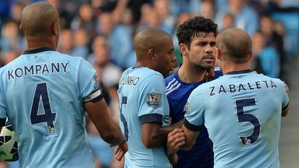 Zabaleta et Diego Costa s'accrochent sur la pelouse de l'Etihad Stadium (PAUL ELLIS / AFP)