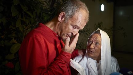 Sophie Petronin et son fils, le 8 octobre 2020, à Bamako, au Mali. (STRINGER / AFP)