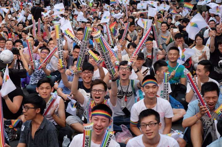 La foule&nbsp;est réunie devant le Parlement de Taïwan, à Tapiei, le 24 mai 2017, pour célébrer un arrêt de justice ouvrant la voie vers la légalisation du mariage gay. (SAM YEH / AFP)