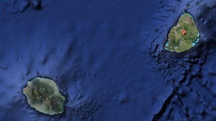 Capture d'&eacute;cran de la vue satellite de l'&icirc;le de la R&eacute;union (&agrave; gauche) et de l'&icirc;le Maurice (&agrave; droite) sous lesquelles serait cach&eacute; un "micro-continent", selon une &eacute;tude publi&eacute;e le 24 f&eacute;vrier 2013. (GOOGLE MAPS / FRANCETV INFO)