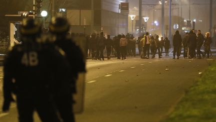 Les forces de l'ordre face à des habitants de Bobigny, lors de incidents du 11 février 2017.&nbsp; (PATRICK KOVARIK / AFP)