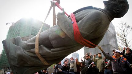 La derni&egrave;re statue de bronze de L&eacute;nine &agrave; Oulan-Bator (Mongolie) est tomb&eacute;e, le 14 octobre 2012. (BYAMBASUREN BYAMBA-OCHIR / AFP)