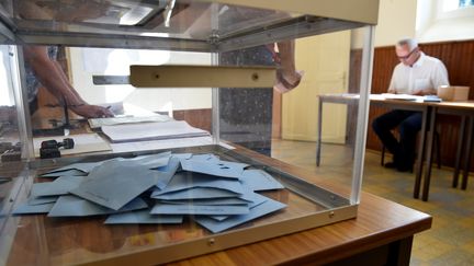 Un bureau de vote, à Authon-du-Perche (Eure-et-Loir), lors du second tour des législatives, le 18 juin 2017. (GUILLAUME SOUVANT / AFP)