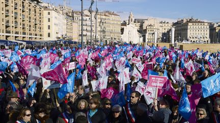 Des opposants au projet de loi sur le mariage pour tous ont d&eacute;fil&eacute; samedi 2 f&eacute;vrier 2013 &agrave; Marseille (Bouches-du-Rh&ocirc;ne). (BORIS HORVAT / AFP)