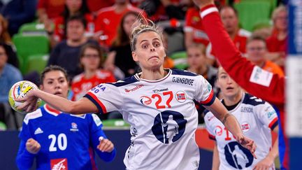 Amalie Naes Andersen face à Cléopatre Darleux en demi-finale de l'Euro de handball féminin, le 18 novembre 2022, à Ljubjana. (MAXPPP)