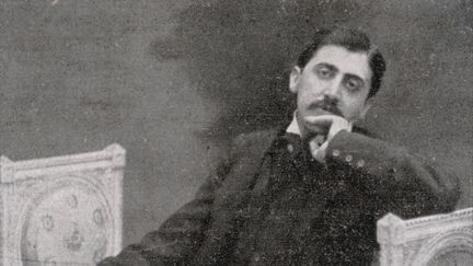 Marcel Proust se relaxant sur un sofa, vers 1900 (MARY EVANS / SIPA)