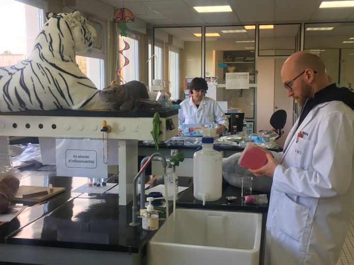 Un ingénieur teste la dangerosité de jouets au laboratoire de Lille. (Joachim Dauphin)