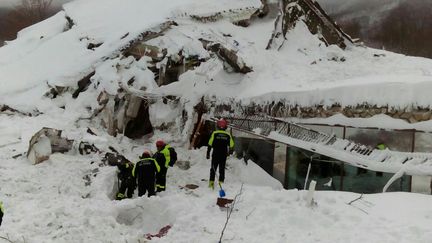 Les recherches se poursuivent en Italie dans les Abruzzes, près du village de Farindola, où une puissante avalanche a englouti l'hôtel 4 étoiles Rigopiano à environ 1.200 mètres d'altitude. (GILLES GALLINARO / RADIO FRANCE)