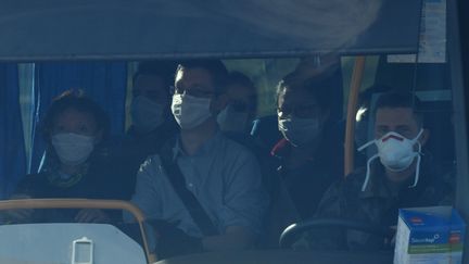 Un groupe de Français rapatriés de Chine, quittant Istres. (PASCAL GUYOT / AFP)