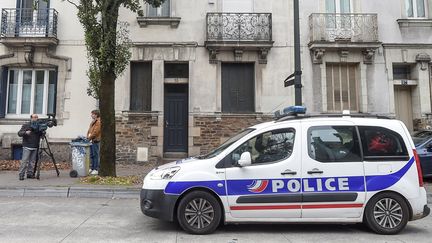 Une voiture de police stationnée devant l'ancienne maison de Xavier Dupont de Ligonnès, le 12 octobre 2019 à Nantes (Loire-Atlantique).&nbsp; (SEBASTIEN SALOM-GOMIS / AFP)