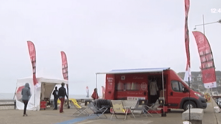 Un camion ambulant qui livre des bouquins