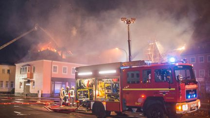 Dans la nuit du samedi 20 au dimanche 21 février 2016, entre 20 et 30 personnes, selon la police, ont manifesté "une joie non dissimulée" devant un futur foyer de réfugiés en flammes à Bautzen (Allemagne). (RICO LOEB / DPA)