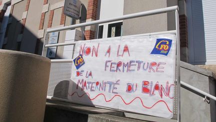 Une banderole syndicale devant la maternité du Blanc. (MAXPPP)