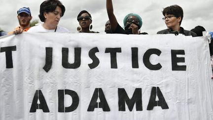 Une&nbsp;banderole réclamait "Justice pour Adama" lors d'une manifestation à Paris&nbsp;pour le premier anniversaire de la mort du jeune homme, le 22 juillet 2017 à Paris. (JULIEN MATTIA / LE PICTORIUM / MAXPPP)