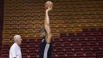 L'entra&icirc;neur des Spurs de San Antonio, Gregg Popovich (G) discute avec le &nbsp;basketteur Tim Duncan avant de disputer la finale de la NBA face au Heat de Miami &agrave; Miami (Floride, Etats-Unis), le 20 juin 2013. (BRENDAN SMIALOWSKI / AFP)