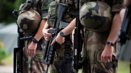 Des soldats de l'opération Sentinelle, le 25 juillet 2016. (IAN LANGSDON / POOL)