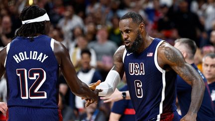 Jrue Holiday et LeBron James lors du match des Jeux olympiques entre les Etats-Unis et la Serbie, le 28 juillet 2024 au stade Pierre-Mauroy de Villeneuve d'Ascq. (AFP)