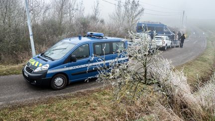 Des gendarmes bloquent la route menant à une ferme abandonnée où des fouilles sont menées pour retrouver le corps de Delphine Jubillar à&nbsp;Cagnac-les-Mines (Tarn), le 18 janvier 2002. (FRED SCHEIBER / AFP)