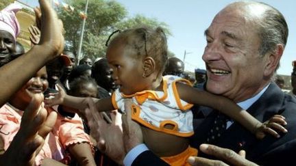 Jacques Chirac accueilli par la population de Tombouctou au Mali, le 24 octobre 2003. (REUTERS/PHILIPPE WOJAZER)