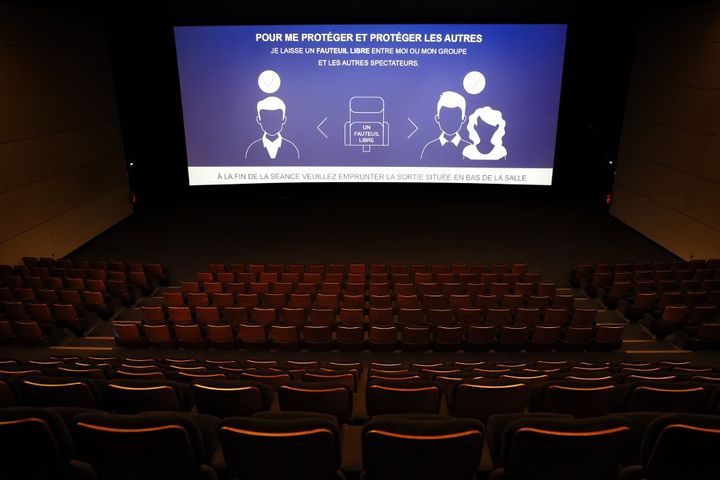 Les conseils sanitaires projetés sur un écran de cinéma à Paris en 2020. (THOMAS COEX / AFP)