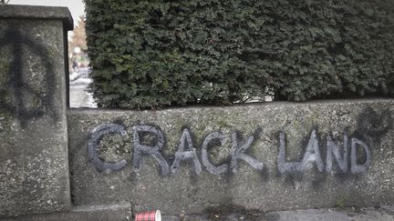 "Crack Land", "Terre du crack", un tag sinistre peint sur un mur où des drogués s'étaient installés, Porte de la Villette à Paris, le 24 août 2022. (GEOFFROY VAN DER HASSELT / AFP)