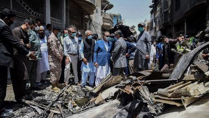 Des membres du gouvernement pakistanais au lendemain du crash d'un avion&nbsp; sur un quartier résidentiel de Karachi, la grande ville du sud du Pakistan, le 23 mai 2020.&nbsp; (HANDOUT / PAKISTAN CIVIL AVIATION AUTHORIT / AFP)