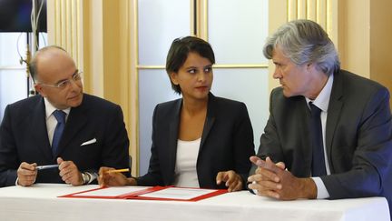 Les ministres de l'Education, Najat Vallaud-Belkacem, de l'Intérieur, Bernard Cazeneuve et de l'Agriculture, Stéphane Le Foll. (PATRICK KOVARIK / AFP)