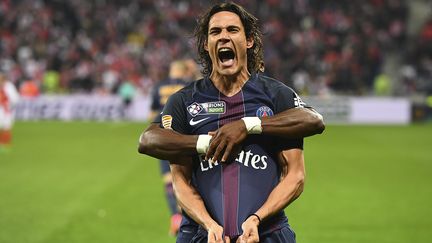 Le buteur parisien Edinson Cavani est félicité par un partenaire, lors de la victoire parisienne en Coupe de la Ligue, samedi 1er avril 2017 à Lyon. (FRANCK FIFE / AFP)