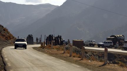 Des militaires alg&eacute;riens participent aux recherches d'Herv&eacute; Gourdel et de ses ravisseurs, le 23 septembre 2014, dans la r&eacute;gion de Tizi Ouzou (Alg&eacute;rie). (FAROUK BATICHE / AFP)