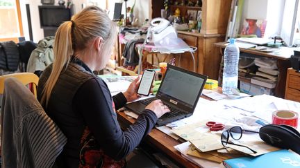 Une femme en plein télétravail à son domicile. Photo d'illustration. (VANESSA MEYER / MAXPPP)