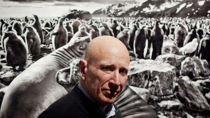 Sebastião Salgado devant une image de sa dernière exposition, "Genesis", au Natural History Museum de Londres (9 avril 2013)
 (David Azia / AP Photo / SIPA)