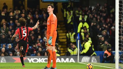 Le gardien de Chelsea Thibaut Courtois abattu après le but d'Ake (Bournemouth) (GLYN KIRK / AFP)