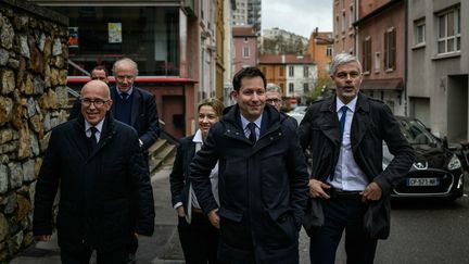 Le candidat Les Républicains pour les élections européennes 2024 François-Xavier Bellamy en visite à Oullins (Auvergne-Rhône-Alpes) avec Laurent Wauquiez et Éric Ciotti, le 27 mars 2024. (JEFF PACHOUD / AFP)