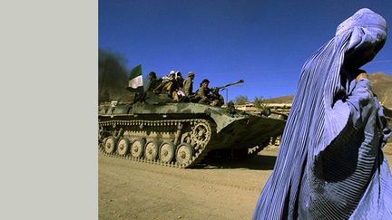 Une Afghane sur le bord d'une route à Jabal Saraj, le 4 Novembre 2001. 
 
Les photos de Yannis Behrakis, lauréat Prix du public 2002 sera visible aussi dans Retour sur 20 ans de reportages de guerre. (© Yannis Behrakis / Reuters)