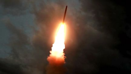 Un missile lancé depuis la Corée du Nord, le 31 juillet 2019. Ces images ont été diffusées le 1er août 2019 à la télévision nord-coréenne (KCTV / AFP)