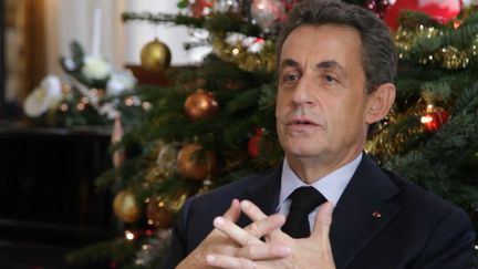 Capture d'écran&nbsp;d'une vidéo de Nicolas Sarkozy, présentant ses voeux de Noël, le 24 décembre 2015. (TWITTER)