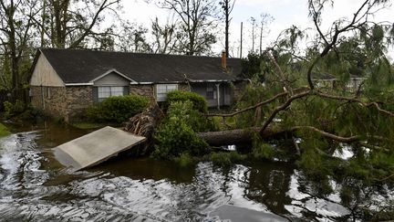 Un arbre et un mur abattus par l'ouragan Ida devant une maison en Louisiane, le 30 août 2021. (PATRICK T. FALLON / AFP)