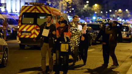 Des victimes de la prise d'otages au Bataclan sont évacuées, le 14 novembre 2015. (MIGUEL MEDINA / AFP)