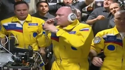 Espace : la tenue jaune et bleu des cosmonautes de l'ISS, hasard ou soutien déguisé à l'Ukraine ?