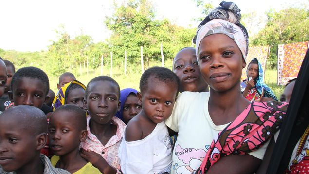 &nbsp; (Fatma, 19 ans, se sert d'eau au kiosque pour le linge et la cuisine © RF / CB)