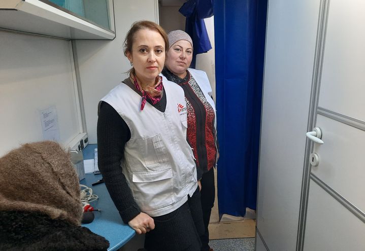 Victoria, médecin généraliste (devant) et Olga, l'infirmière (deuxième plan) de MSF, dans le camion de MSF. (AGATHE MAHUET / RADIO FRANCE)