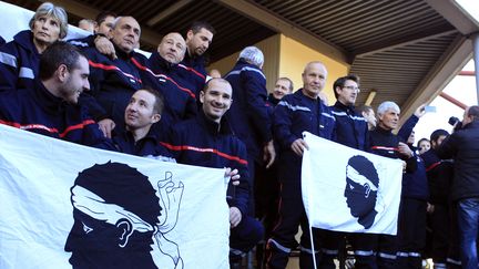 Des pompiers venus de toute la Corse sont rassemblés à Ajaccio, le 29 décembre 2015,&nbsp;pour protester contre les violences&nbsp;dont ont été victimes leurs collègues. (PASCAL POCHARD CASABIANCA / AFP)