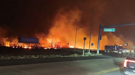 Un incendie dans la ville de Lahaina, sur l'île de Maui (Etats-Unis), dans la soirée du 8 août 2023. (ZEKE KALUA / COUNTY OF MAUI / AFP)